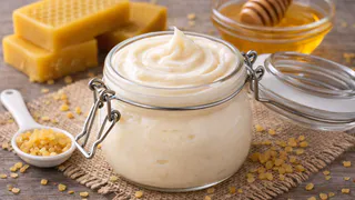 Подруги смеялись, когда я начала варить крем дома — а через месяц кожа стала мягкой, как персик: делюсь простым рецептом