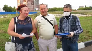 Отчаянный концерт: обманутые дольщики исполняют частушки на фоне плаката с губернатором