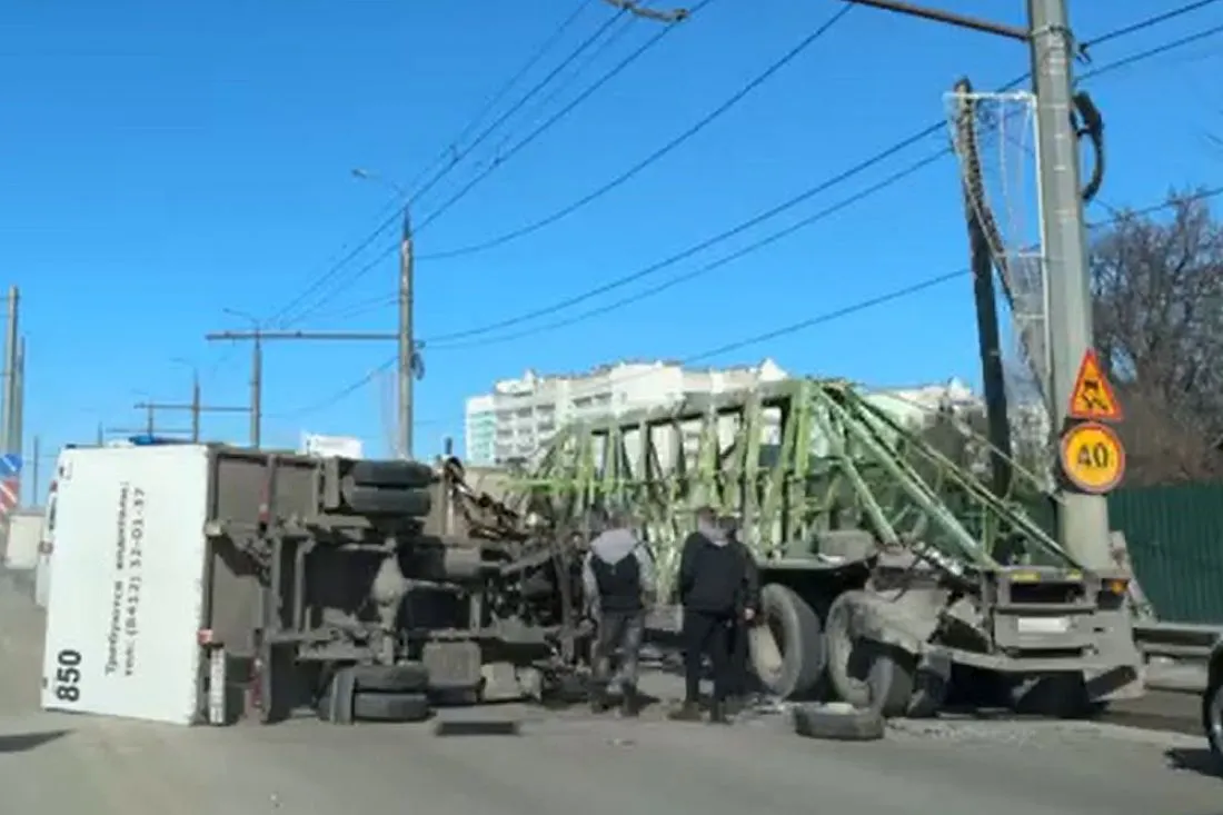 В Пензе «Скорая» прибыла к месту столкновения длинномера и грузового фургона