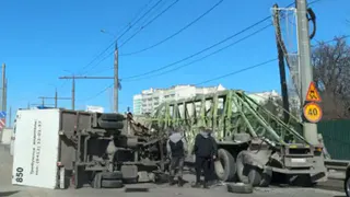 В Пензе «Скорая» прибыла к месту столкновения длинномера и грузового фургона