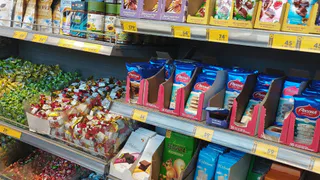 Это просто отрава в красивом фантике: в Роскачестве назвали конфеты, которые ни в коем случае нельзя давать детям