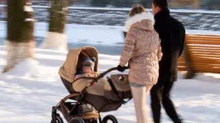 Молодая семья, гуляя с младенцем, распространяла наркотики