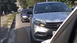 В Рязани засняли эпичное противостояние машин под "кирпичом" (видео)