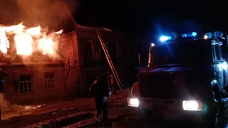 Обошлось без пострадавших: в поселке Ермишь сгорело двухэтажное здание