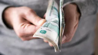 В России приняли закон о повышении МРОТ