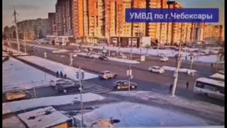В Чебоксарах на пешеходном переходе сбили двух школьников