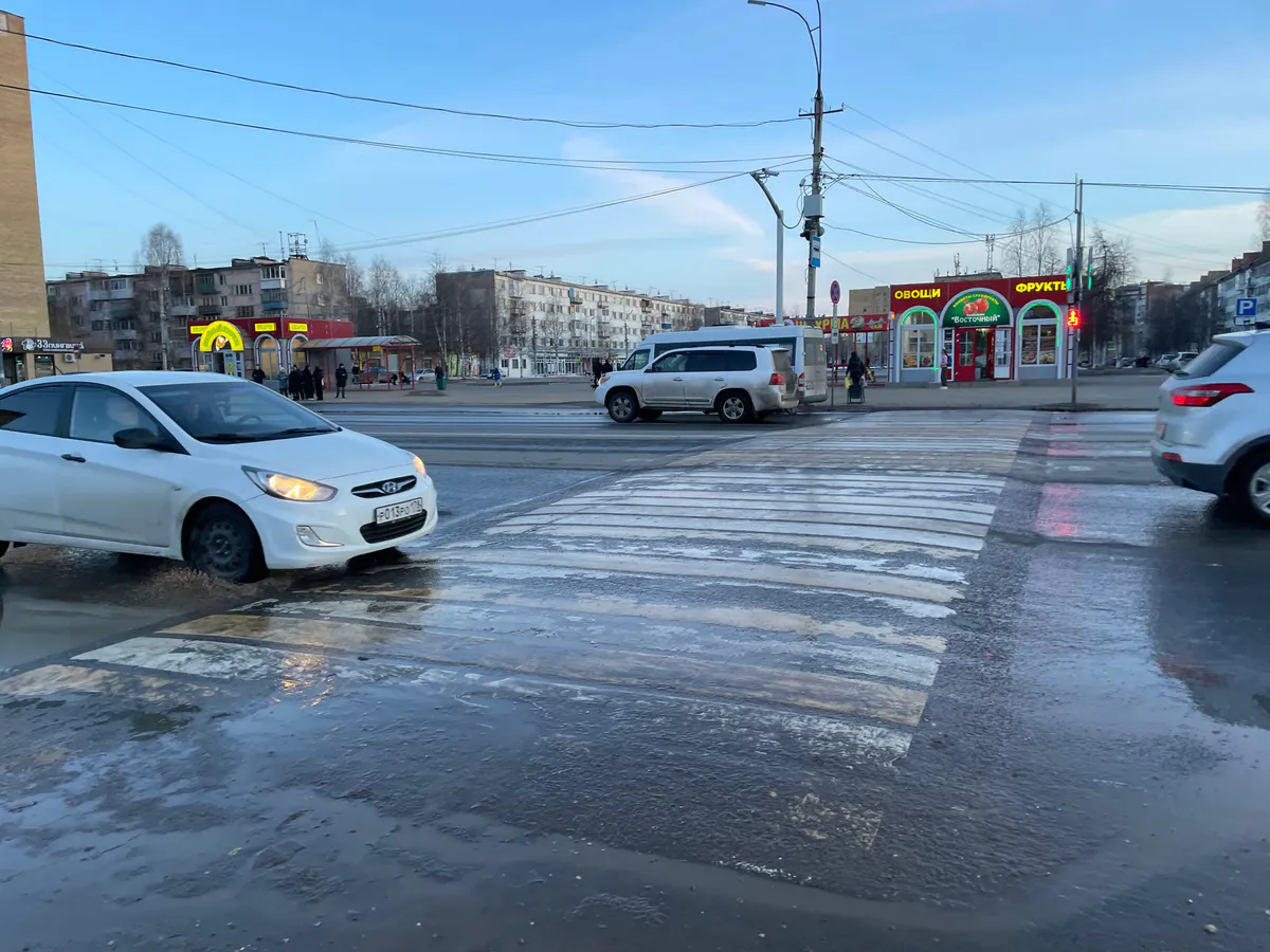 Верховный Суд решил: обязан ли водитель ждать, пока пешеход полностью перейдёт дорогу