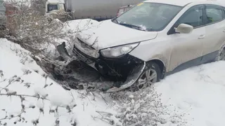 Потеряла контроль: в Рязани женщина за рулем “Хендай” врезалась в забор