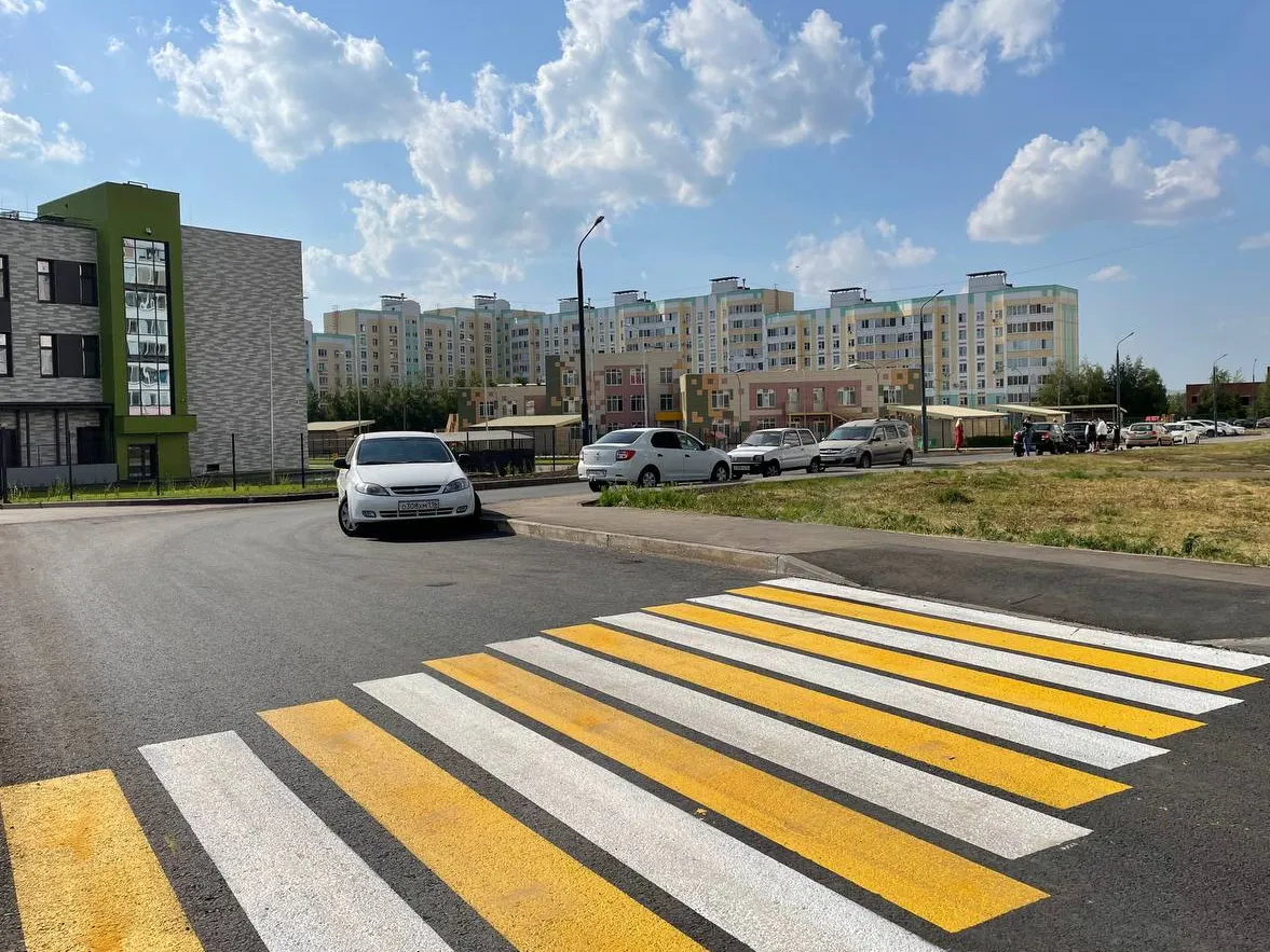 Возле новых школ Нижнекамска установили дополнительные пешеходные переходы и тротуары