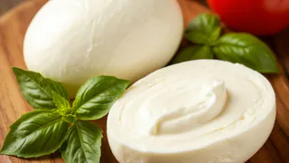 Домашняя моцарелла меньше чем за час: легчайший рецепт из свежего молока