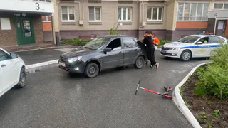 В Чебоксарах автомобиль наехал на ребенка на самокате: девочка в больнице