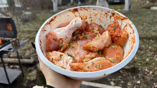 Этот маринад из 2 продуктов выручает всегда: мясо получается настолько нежным и мягким, что нож не нужен