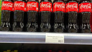 Просто добавляю колу в бачок омывателя каждый год перед началом зимы: даже не ожидал такого моющего эффекта