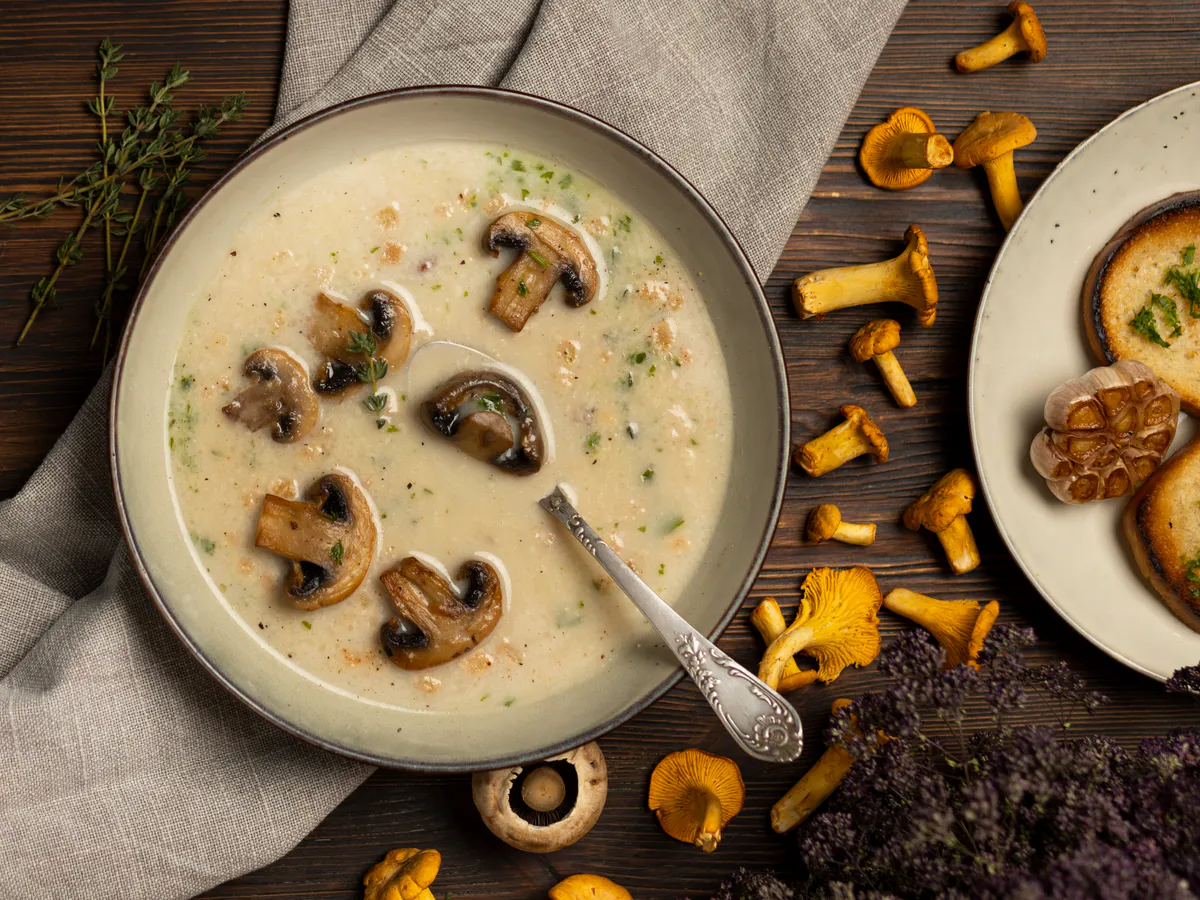 Ради такой подливы стоит сварить картошку: пошаговый рецепт до невозможности вкусной, густой и ароматной грибной подливы