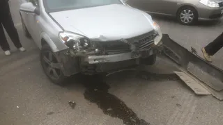 На проезде Яблочкова водитель «Опеля» врезался в «Митсубиши»