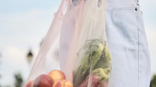 Вот поэтому использовать пакеты из "Магнита" и Пятерочки" для мусора: больше помоями их не запачкаю