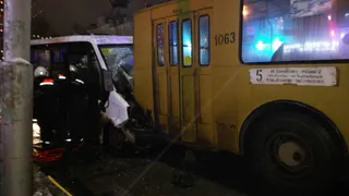 ДТП у "Атрона" -столкнулись маршрутка и троллейбус, есть пострадавшие