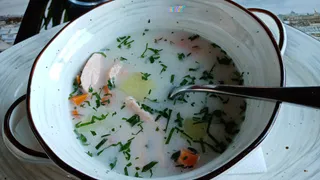 Челябинским школьникам варили обеды в подозрительной посуде, заставляя быстро есть