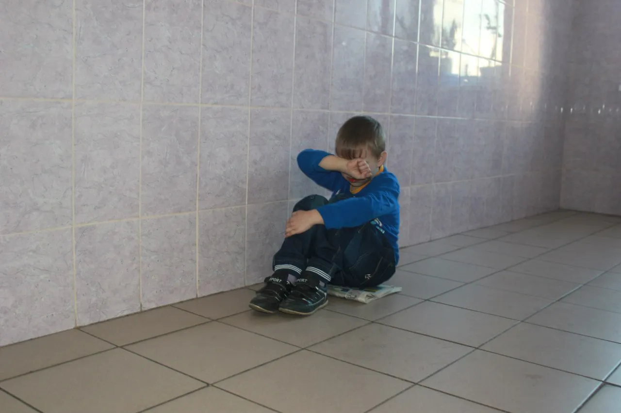 Мать мальчика, который упал в детском саду, шантажирует воспитательницу