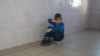 Мать мальчика, который упал в детском саду, шантажирует воспитательницу