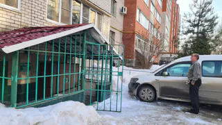 В Рязани на припаркованную машину свалилась глыба льда