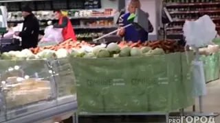 В "Магните" мусор с пола высыпают в овощи на прилавке