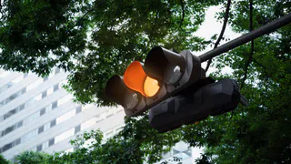 Проезд на желтый сигнал светофора: нарушение или правомерное действие?