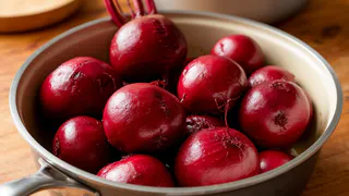 Свекла оставляет 50% вкуса в кастрюле вместе с водой: вот как правильно нужно ее готовить — вкуснее, проще и без варки