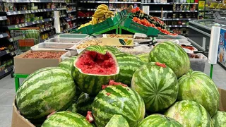 Ночной набег на супермаркет: житель Челябинской области сломал двери магазина, чтобы утолить голод арбузом и водкой