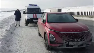 Сотрудники МЧС спасли семью, застрявшую в мороз на трассе в Татарстане