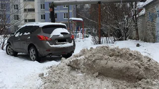 "Само растает" - во многих дворах города забыли об уборке снега