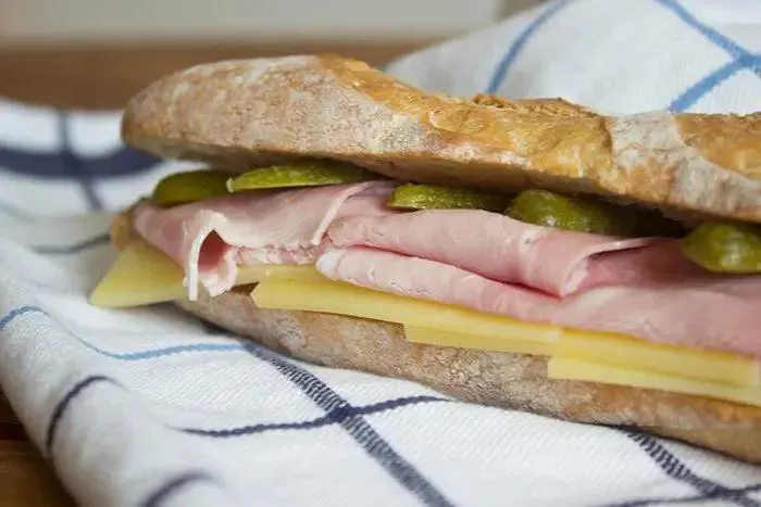 Кофе и бутерброды с колбасой с утра вредны для здоровья