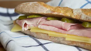 Кофе и бутерброды с колбасой с утра вредны для здоровья