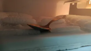 Соседка рассказала, зачем в морозилке всегда держит ложку: решает сразу несколько домашних проблем - теперь делаю также