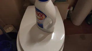 Для чего мыть пол нужно шваброй в пупырчатой пленке, а в унитаз сыпать стиральный порошок: 12 хитростей хитрых клинеров