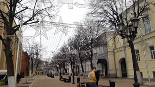 Почему иллюминации на Почтовой так не везет? Вандалы сломали гирлянду "2019"