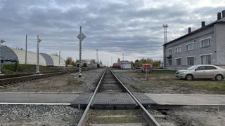 Автобус оказался на пути маневрового локомотива