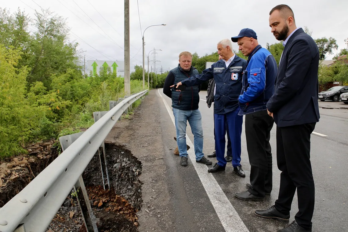 Сильные дожди размыли дорогу в Магнитогорске: глава города взял ситуацию под контроль