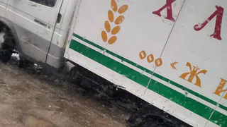 Это провал: в Рязани грузовик с хлебом ушел “под землю”