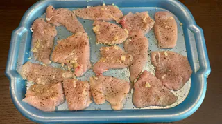 Припудриваю мясо 1 ч ложкой средства: даже самая жесткая говядина нежнеет и тает во рту - больше не нужно томить часами