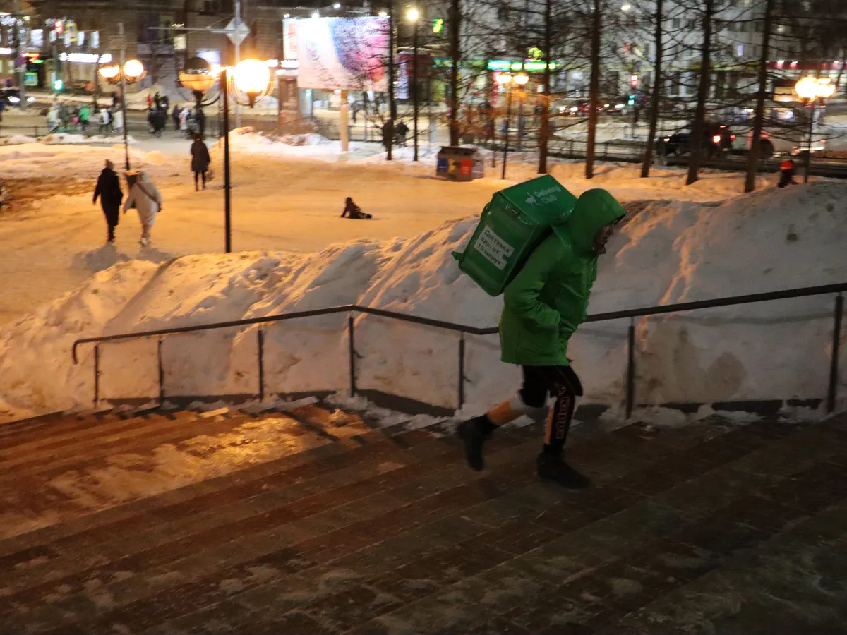 Челябинские курьеры начали зарабатывать более 100 тысяч рублей в месяц