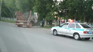 Сводка ДТП за выходные: мусоровоз снес столб, автомобиль влетел в палатку и массовая авария