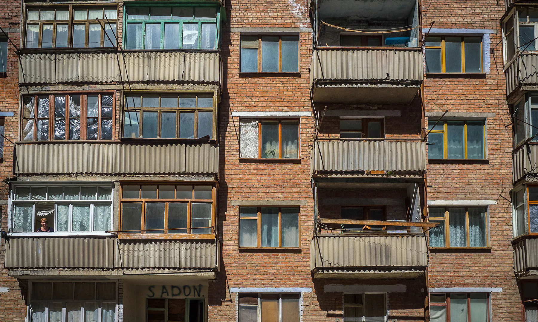 В Нижнекамске погибла пенсионерка, выпавшая с балкона