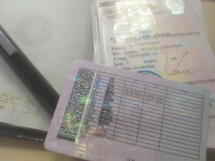 Автомобилистам начнут выдавать права нового формата – кто попал в список на замену