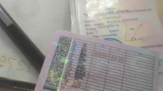 Автомобилистам начнут выдавать права нового формата – кто попал в список на замену