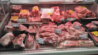 Купила в супермаркете свинину на ужин, приготовила дома — мясо оказалось сухим: теперь смотрю на один признак