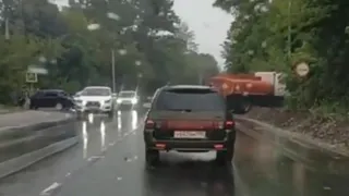 Повезло, что не взорвался: на Ряжском шоссе столкнулись бензовоз и легковушка