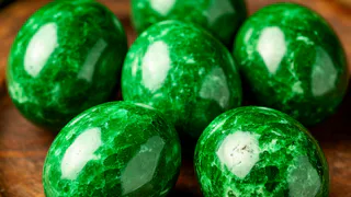 «Изумрудные» яйца на Пасху: шикарный цвет яйцам придаст эта трава — давно забытый метод