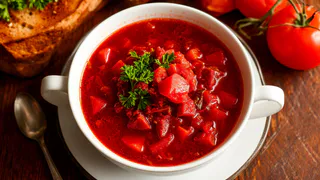 Не свекла и не томат: вот что добавить в борщ, чтобы он получился ярко-красным — секрет повидавших поваров в ресторанах