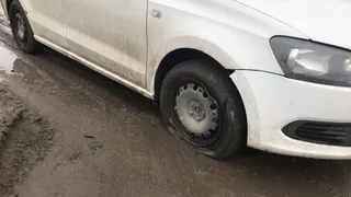 "Снова яма и ее жертвы" - десять автомобилей пробили колеса